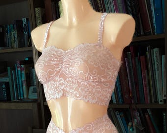 Conjunto de bralette y braguita estilo bandeau en encaje rosa pastel. Hecho a mano por Fidditchdesigns.