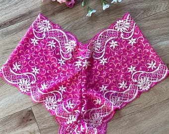 Braguitas de encaje. Lencería hecha a mano en vibrantes tonos joya, rosa, azul o morado.