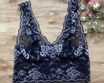 Bralette balconette de encaje floral: estilo años 50, detalle brillante