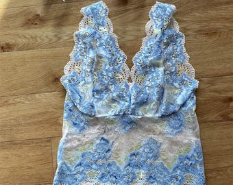 Bralette largo de encaje hecho a mano, lencería floral azul y blanca
