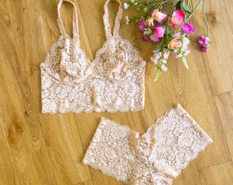 Conjunto de bralette y short brasileño de encaje floral color crema miel. Lencería de encaje suave.