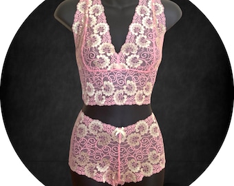 Conjunto de lencería de encaje rosa hecho a mano: bralette floral y braguita