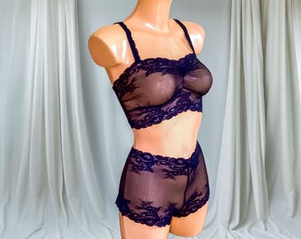 Conjunto de bralette y braguita estilo bandeau en encaje azul marino. Hecho a mano por Fidditchdesigns.