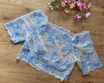 Top corto de encaje floral, lencería bohemia con hombros descubiertos en blanco, azul y limón.