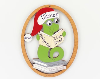 Gepersonaliseerde boekenwurm Love to Read-kerstversiering - hout, lasergesneden, handgeschilderd