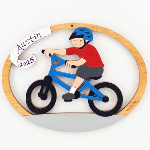 Gepersonaliseerde kerstornament voor jongensfietsen: hout, lasergesneden, handgeschilderd