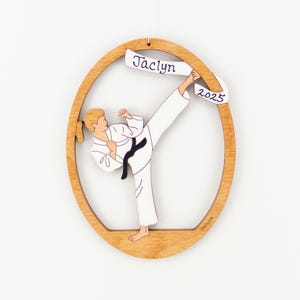 Personalisierte Kampfkunst Karate Weihnachtsverzierung für Mädchen - Holz, handbemalt, Laser geschnitten
