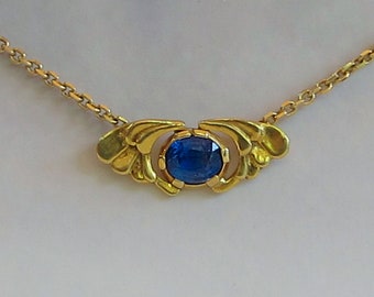 Sweet wings with sapphire. 18 kt. gold wings.