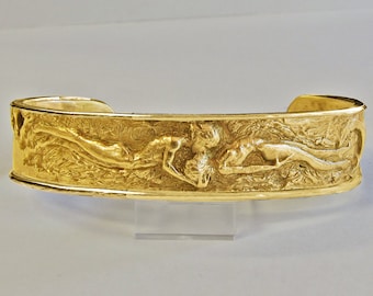 Aphrodite's belt, a kiss sculpted in a gold bracelet.