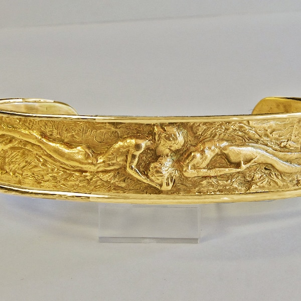 Aphrodite's belt, a kiss sculpted in a gold bracelet.