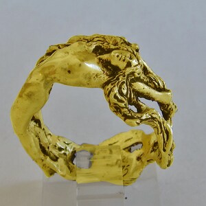 Anello di Afrodite, dea dell'amore e della bellezza/ Una figura splendidamente scolpita in oro come anello dedicato a tutta la bellezza.