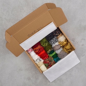 Weihnachts-Garnbündel, Faserbündel mit Webanleitung - Mischung aus Webmaterialien - 30+ Knäuel enthalten