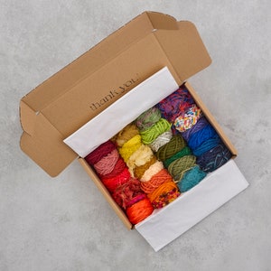 Yarn Job lot, Rainbow Multicoloured Tapestry Yarn Bundle with Weaving Instruction Booklet -30+ Balls of yarn included