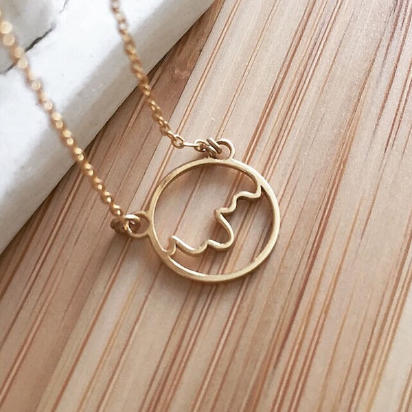 Gold. Kleiner CIRCLE Anhänger. Winzige vergoldete Silberkette. Moderner minimalistischer Schmuck. Perfektes Geschenk für sie.