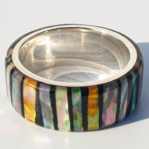 LUXE HAND linea arcobaleno striscia madreperla fatto a mano anello in argento maschio anello in resina arte immagine 3