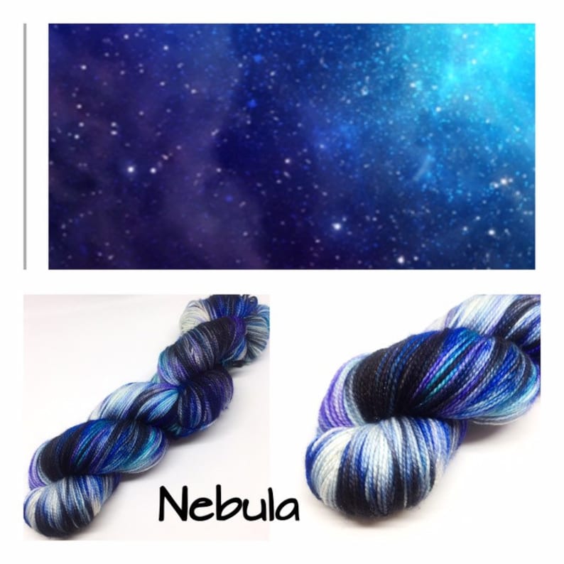 K&ouml;nnte beinhalten: Eine Garnrolle mit einem nebelartigen Farbverlauf. Das Garn ist schwarz, wei&szlig;, blau und lila. Das Garn hei&szlig;t "Nebula".