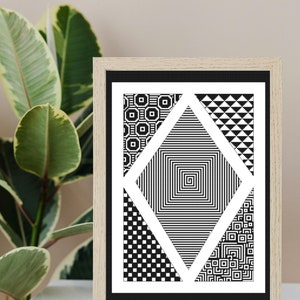Puede incluir: Lámina de arte geométrico en blanco y negro en un marco de madera clara. La obra presenta una forma de diamante con un centro en espiral, rodeada de varios patrones geométricos. La impresión se muestra sobre una superficie blanca.