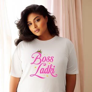 Camiseta gráfica Desi Bollywood do Sul da Ásia, camiseta unissex com citação em hindi Boss Ladki, cultura pop do Sul da Ásia, moda, fãs de cinema, eventos culturais