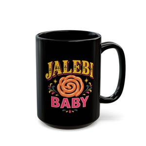 Könnte beinhalten: Ein schwarzer Keramikbecher mit einem grafischen Design, das den Text JALEBI in Gelb und BABY in Pink zeigt. Zentriert zwischen den Wörtern befindet sich eine orangefarbene Illustration einer Jalebi-Süßigkeit, umgeben von kleinen gelben Sternen.