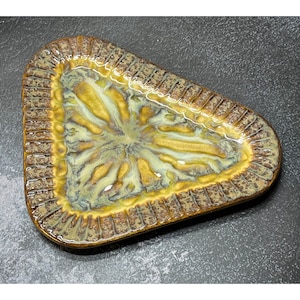 Gorgeous Good Earth Pottery Richie Watts 2003 Drip Glaze Triangular Dish 10" x 8" in Browns, Golds, Blues & Cream