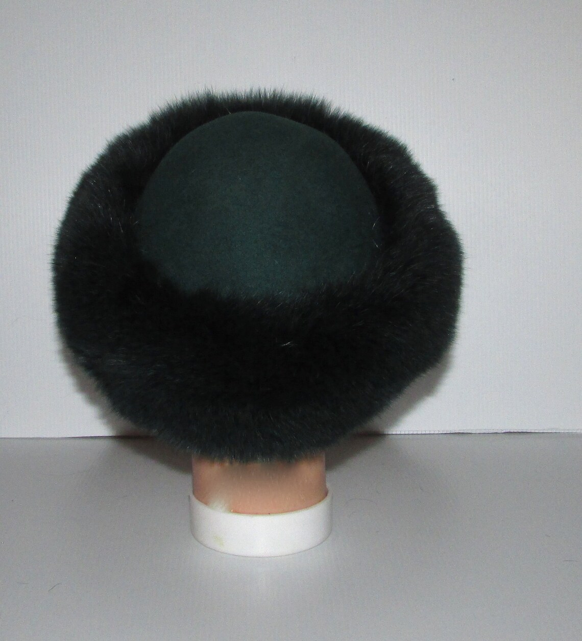 Chic dark green fluffy fox fur hat with green felt top/chapeau Etsy