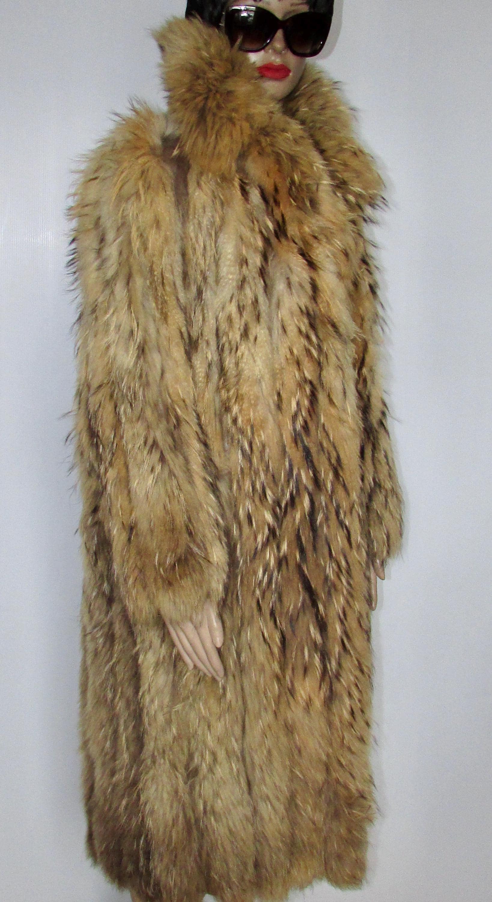 Vtg nice natural fluffy fox long tips fur coat/very nice natural fluffy fox long tips fur coat size M bust 42