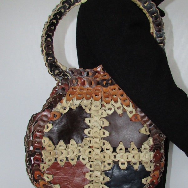 Vintage superbe real round  leather hippie handbag  /superbe sac à main rond en véritable cuir  hippie,boho