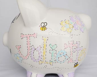 Alcancía personalizada: Abejas, mariposas y flores pintadas a mano