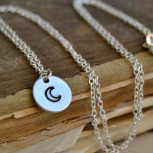 Halve maan ketting, gestempelde maan bedelketting, hemelse sieraden, moderne minimalistische sieraden
