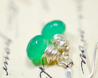 Boucles d'oreilles en argent sterling et onyx vert, délicates pendantes en pierre précieuse sertie de fil métallique