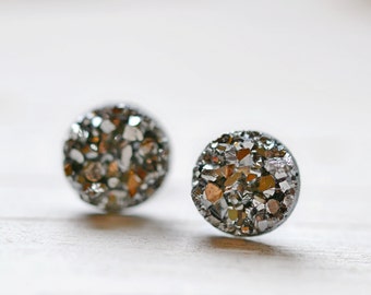 Kleine graue Druzy Ohrringe, 8mm runde Druzy Ohrringe, Metallic Glitzer Faux Drusy Beiträge glitzernde Gunmetal dunkelgraue Edelstahl Ohrstecker,
