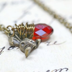 Collar de Alicia en el País de las Maravillas, dije de conejo con lágrima de cristal rojo, collar de conejo de cristal Swarovski rojo rubí
