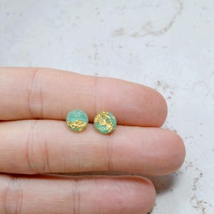 Pequeños pendientes de botón de 8 mm con copos dorados y verde menta, joyas sencillas, pendientes minimalistas, pendientes de plástico ligeros, postes con corte de tablero de ajedrez