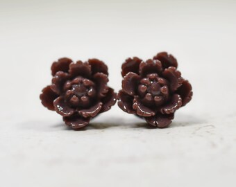 Pendientes de peonía marrón, flores marrón oscuro, pendientes de acero inoxidable con estampado de flores marrón chocolate, pendientes hipoalergénicos, joyería botánica