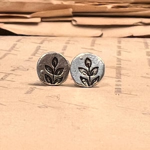 Små lövörhängen, små etsade löv, borstade silverskivorörhängen, botaniska smycken