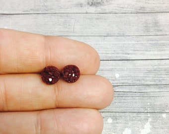 Kleine Bourgondische oorbellen, Bourgondische Druzy oorbellen, 8mm studs, ronde oorbellen, sprankelende wijnpalen, roestvrijstalen studs, rozijn, bordeaux