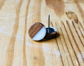 Orecchini moderni in legno bianco, orecchini a bottone bianchi e con venature del legno, gioielli minimalisti fatti a mano