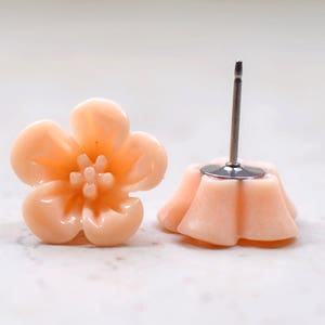 Coral Hibiscus Earrings, Peach Hawaiian Hibiscus Flowers, Retro Jewelry, Cottage Chic Vintage Jewelry Pastel Studs image 2