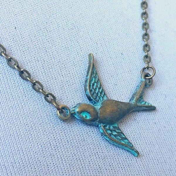 Colar com pingente de passarinho pequeno, pingente de pardal com pátina verde-azulada, colar com pingente de passarinho pequeno com acabamento antigo na horizontal, pingente de andorinha