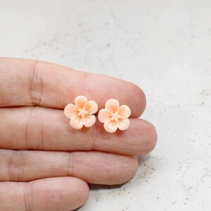 Coral Hibiscus Earrings, Peach Hawaiian Hibiscus Flowers, Retro Jewelry, Cottage Chic Vintage Jewelry Pastel Studs image 3