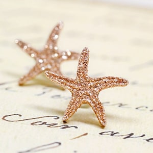 Rose Gold Seestern Ohrringe, Bronze Glitter Metallic Star Fish Ohrstecker, funkelnde Geschenke für Strandliebhaber, Nautical Beach Mermaid Schmuck