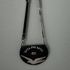 Cartera cruzada redonda Zeta Phi Beta de cuero cosida a mano, de edición limitada, única en su tipo.