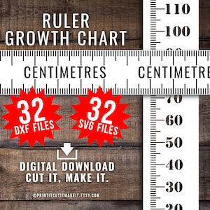 Può includere: Uno sfondo in legno con un grafico di crescita in stile righello bianco. Il grafico è contrassegnato in centimetri e include il testo "Ruler Growth Chart". Presenta anche scoppi di stelle rosse con i numeri "32" e il testo "DXF FILES" e "SVG FILES". Il testo in basso recita "DIGITAL DOWNLOAD CUT IT, MAKE IT."