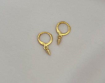 Kleine Creolen mit mini Spike Anhänger - goldene Charm Ohrringe - Spitzer Anhänger - Geschenk für Sie - Geschenk für Ihn - Boho