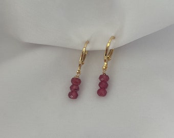 Mini Creolen mit rotem Perlen Anhänger - beeren Charm Ohrringe - Edelstein - Geschenk für Sie - Boho