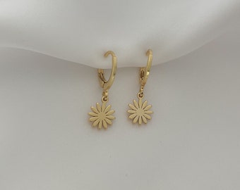 Kleine Creolen mit Blumen Anhänger - Ohrringe hängend mit Pflanzen Charm - Geschenk für Sie - Boho  - gold