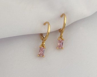 Mini Creolen mit rosa Steinchen Anhänger - goldene Ohrringe mit Zirkonia - pink - boho