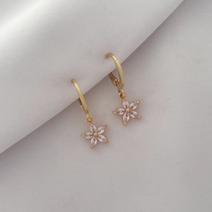 Kleine Creolen mit einer Zirkonia Steinchen Blume als Anhänger - Mini Charm Ohrringe gold - Sonnenblume - Geschenk für Sie - Boho