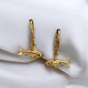 Orecchini a cerchio con ciondolo squalo - Orecchini con ciondolo squalo in oro - Regalo per lei - Regalo per lui - Boho