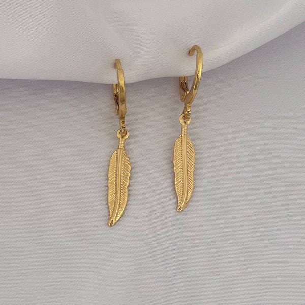 Hoepel oorbellen met veer hanger in goud - Feather charm knuffel oorbellen - Boho - Mix and Match - Cadeau voor haar - Cadeau voor hem - Vrijheid
